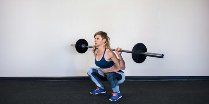 Program pelatihan di gym: squats di bagian belakang