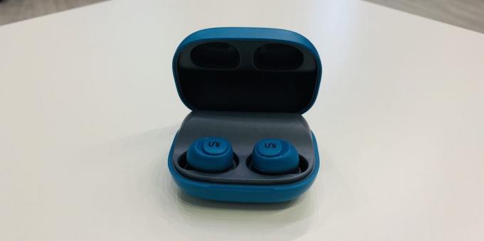 UNI TWS: Headphone dengan kasus