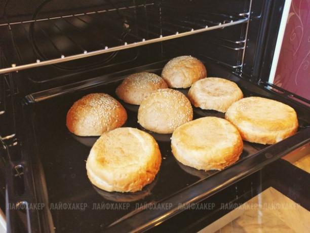 Sloppy Joe Burger: Letakkan roti di atas loyang, potong menghadap ke bawah