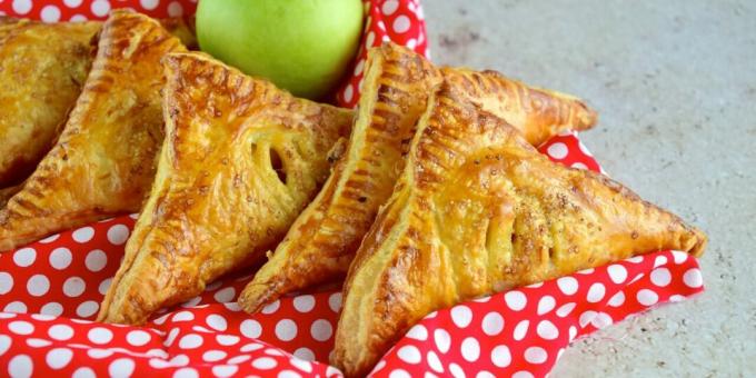 Kue puff dengan apel dan ceri kering