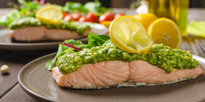 Salmon kukus dengan pesto brokoli