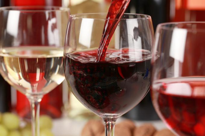 Berapa banyak Anda dapat minum tanpa membahayakan kesehatan: ditoleransi dosis alkohol