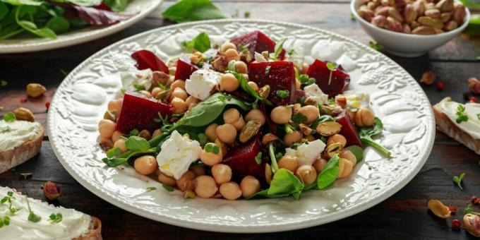 Salad dengan buncis dan bit