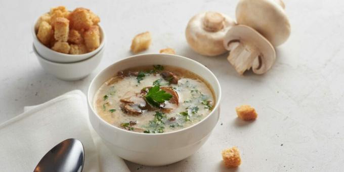 Sup ayam dengan jamur dan krim