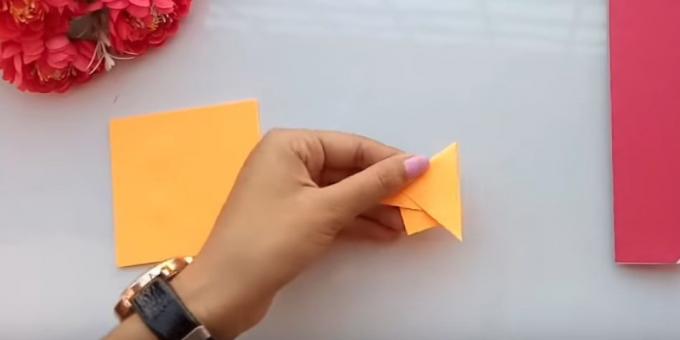 Potong kertas dari tiga warna yang berbeda, dua kotak kecil yang identik