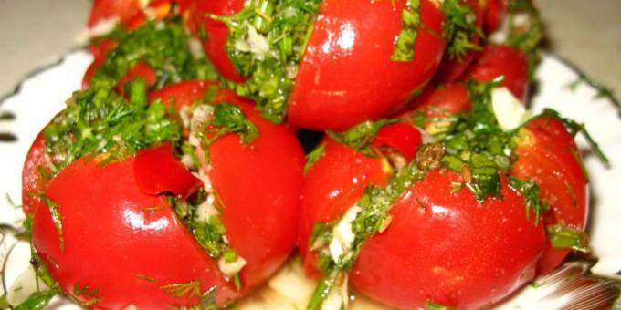 tomat asin dengan bawang putih dan rempah-rempah