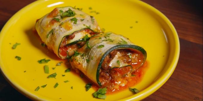 Dipanggang gulungan zucchini dengan daging cincang, keju dan tomat