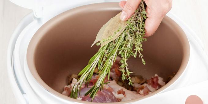 Berapa banyak untuk memasak daging sapi dalam slow cooker: tambahkan bumbu