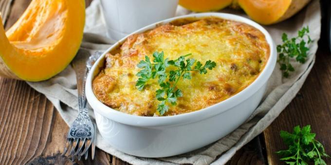 Casserole labu dengan daging cincang dan pasta