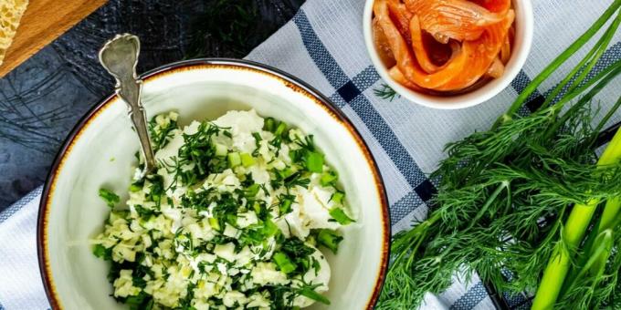 Salad keju cottage dengan bumbu dan bawang putih