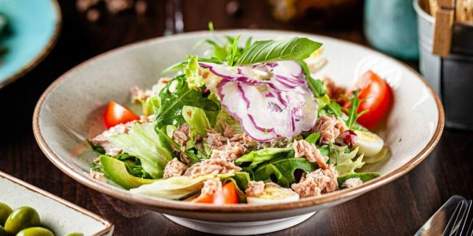 Salad dengan salmon kalengan, alpukat, dan tomat