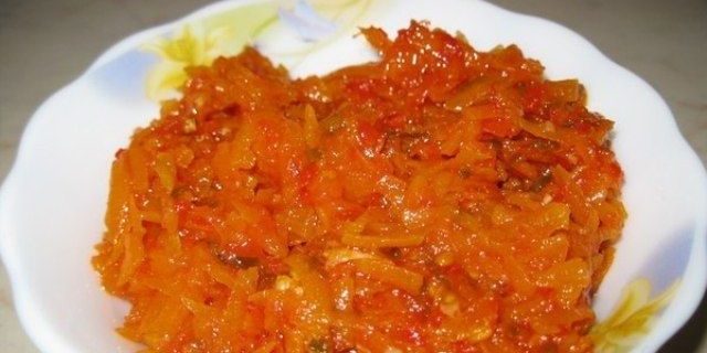 Bagaimana mempersiapkan untuk wortel musim dingin Salad dari wortel, tomat dan paprika