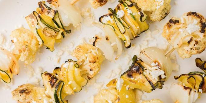 Makanan pembuka Zucchini: kebab dengan kembang kol dan feta