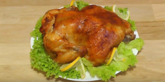 Sebuah ayam utuh dalam oven dengan kecap pedas, dipanggang di lengan