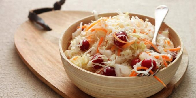 Sauerkraut dengan cranberry dan wortel