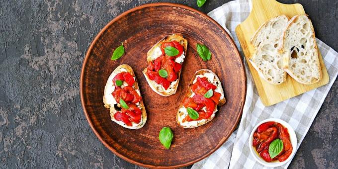 Bruschetta dengan keju dan paprika panggang