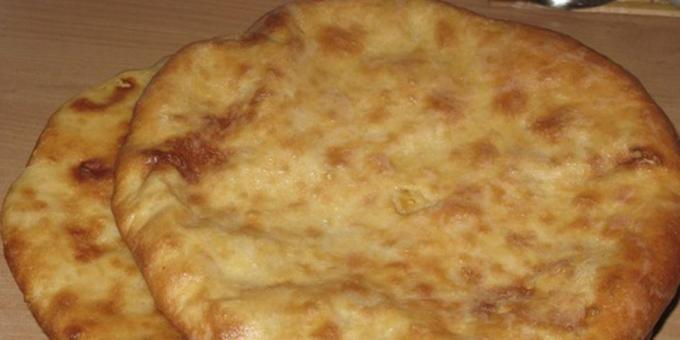 Resep: pai Ossetia dengan keju, kentang dan rempah-rempah