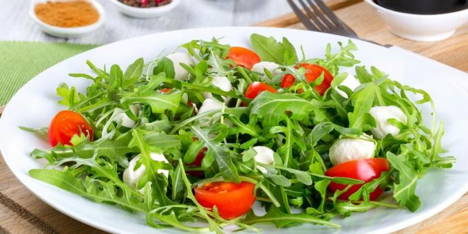 Salad dengan arugula, mozzarella, dan tomat ceri