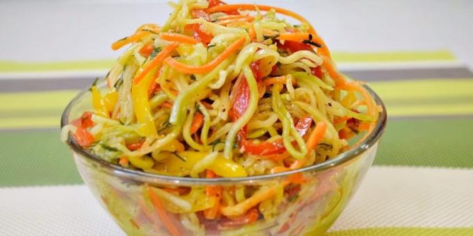 Salad zucchini dan wortel untuk musim dingin dan merica di Korea
