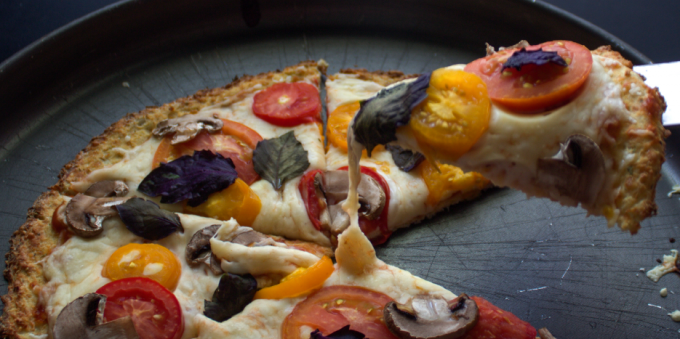Pizza kembang kol rendah kalori dengan jamur dan kemangi