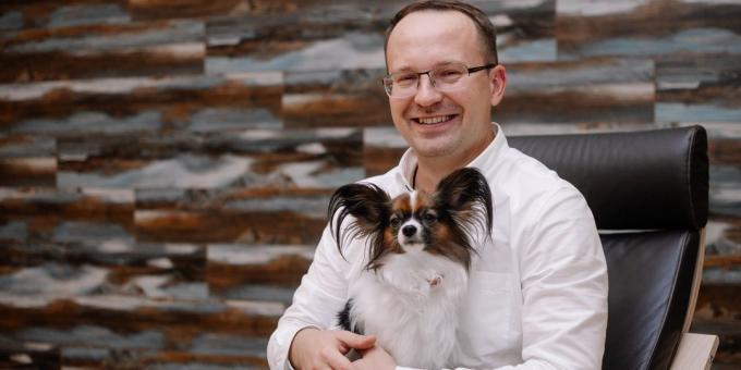 Pendiri kantor permainan lokalisasi studio INLINGO Pavel Tokarev ramah anjing
