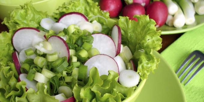Salad dengan lobak dan daun bawang