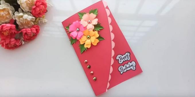 Cara membuat kartu dengan bunga ulang tahun dengan tangannya