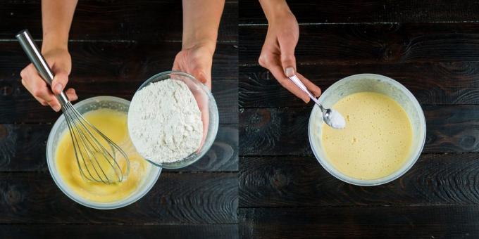 Cara Masak charlotte: tambahkan tepung dan aduk