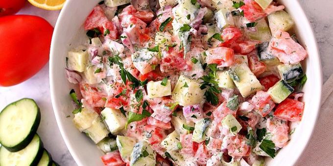 Salad dengan mentimun dan tomat dengan bawang dan krim saus asam