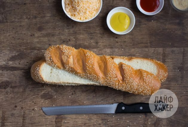 boneka baguette: potong bagian atas roti dengan hati-hati