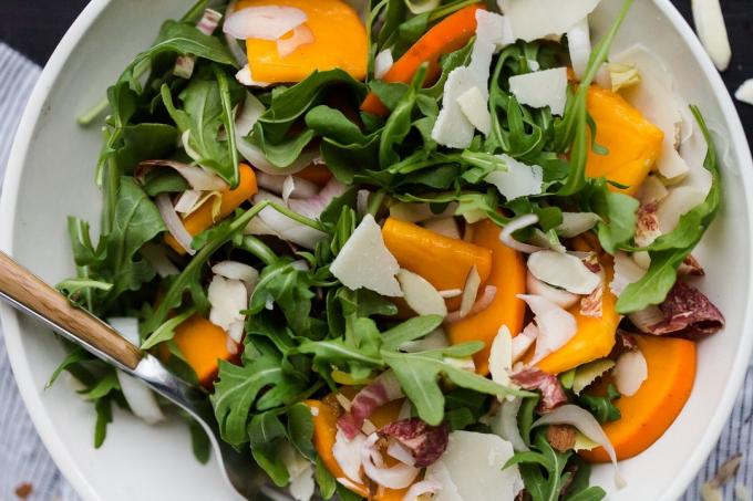 Resep: Winter salad yang sehat dengan kesemek - dengan almond dan parmesan