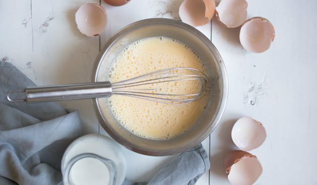 Quesadillas dengan Keju, Everch, Mustard dan Telur Orak-Arik: Kocok telur, garam dan susu untuk telur orak-arik