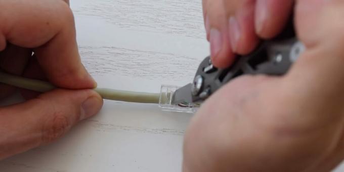 Cara mengeriting kabel twisted pair: Kencangkan konektornya