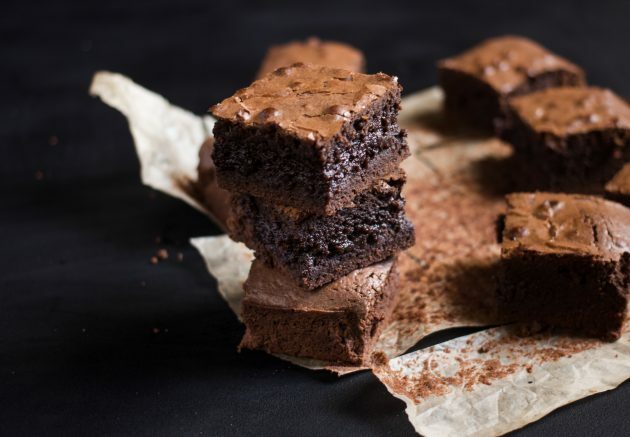 resep brownies coklat: potong makanan yang dipanggang setelah dingin sepenuhnya