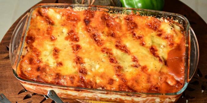 Lasagna dengan daging cincang dan daun kubis