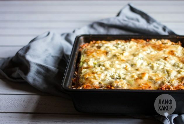 Lasagna Zucchini dengan keju cottage: atur hidangan untuk dipanggang pada suhu 190 derajat selama setengah jam