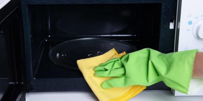 Cara membersihkan air microwave