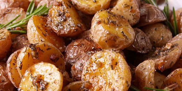 kentang panggang dengan rosemary dan bawang putih