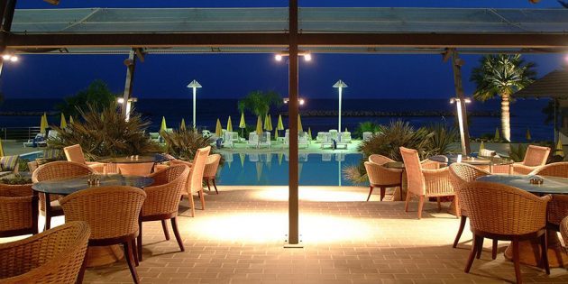 Hotel untuk keluarga dengan anak-anak: Hotel PALM BEACH 4 *, Larnaca, Siprus