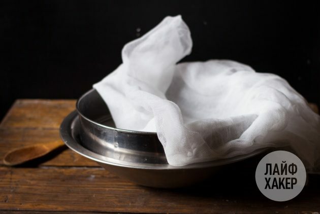 Untuk membuat krim keju berbahan dasar yogurt, tutup saringan dengan kain kasa
