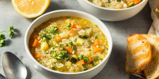 Sup dengan nasi, sayuran, dan lemon