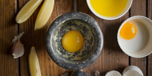 Cara memasak jamur tiram dalam adonan dengan aioli: gosok bawang putih dengan kuning telur dan garam