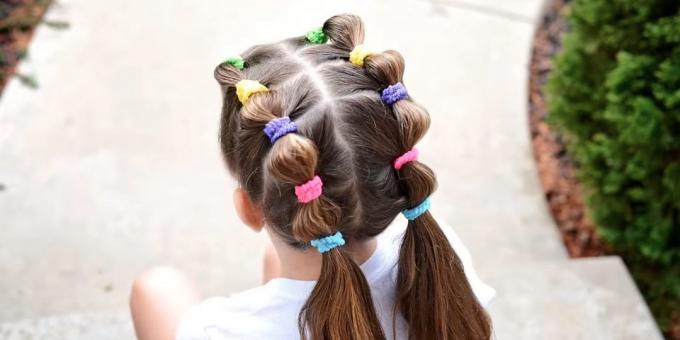 Gaya rambut untuk anak perempuan: ekor kuda rendah dengan karet gelang