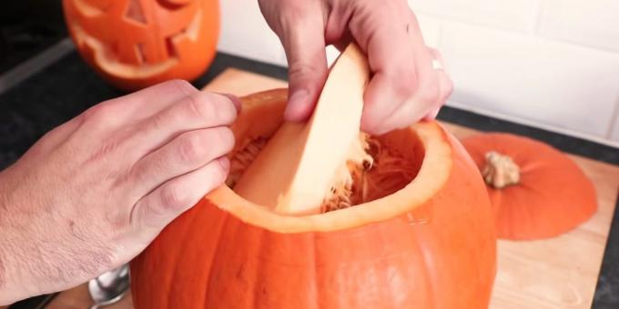 Bagaimana untuk memotong labu untuk Halloween dengan tangan Anda: mengambil pulp