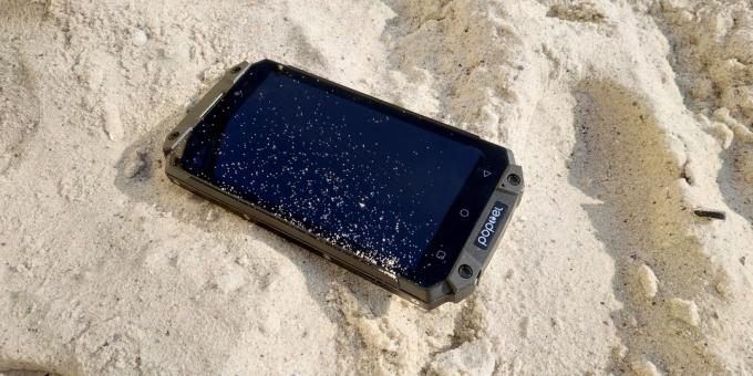 Dilindungi ponsel cerdas Poptel P9000 Max: Di pantai