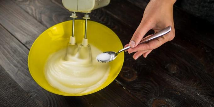 Langkah demi langkah resep untuk tiramisu: Protein, beat dengan garam 