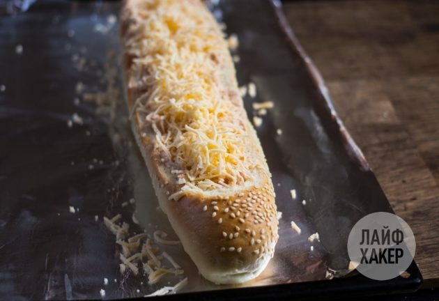 boneka baguette: isi roti dengan massa yang dihasilkan dan tambahkan sisa keju