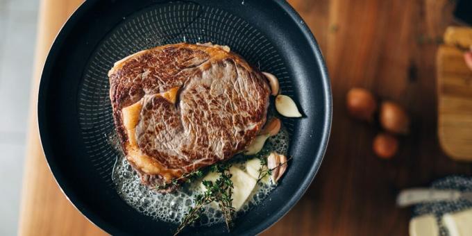 Steak dalam wajan dengan mentega dan bawang putih