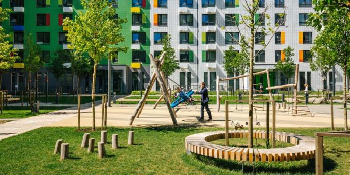 Taman bermain dan unsur-unsur lingkungan lainnya: Courtyard Taman bukannya parkir yard