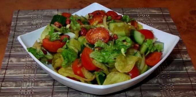 salad sayuran dengan chip, kacang dan kecap